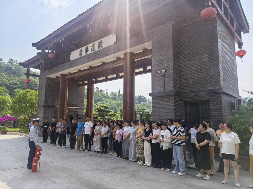武当山消防救援大队深入企业开展消防培训.docx