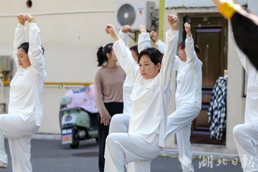 专注练习的队员。