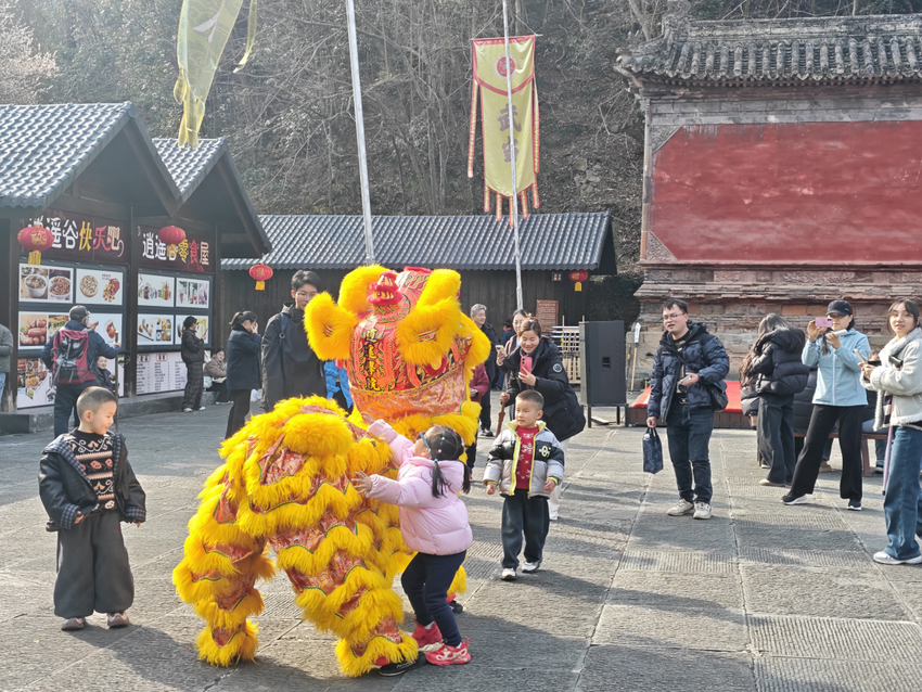 武当山逍遥谷：舞狮闹春意 猕猴乐悠然(1).docx