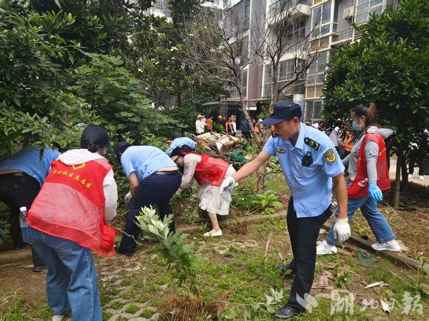 葛店城管进社区   整治乱象护民生.doc