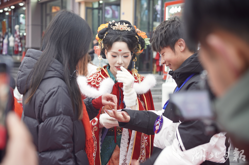 男女搭子共同游玩“猜中指”游戏