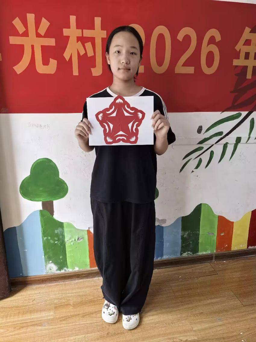 当童心遇上初心：10岁娃用剪刀绘出“红心向党”.docx