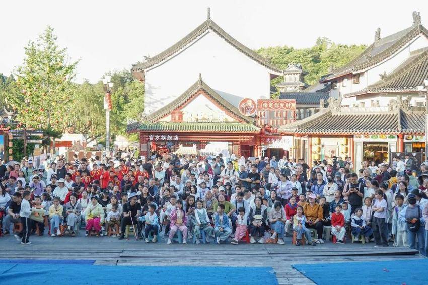 武当山武术展演吸引下山游客驻足观看(1)(1)(1).docx