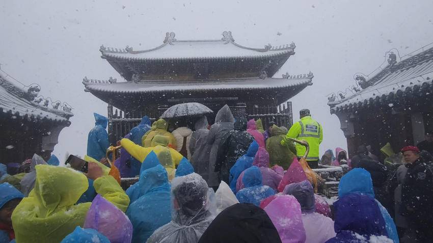 春雪覆金顶 游客醉仙山(1)(1).docx