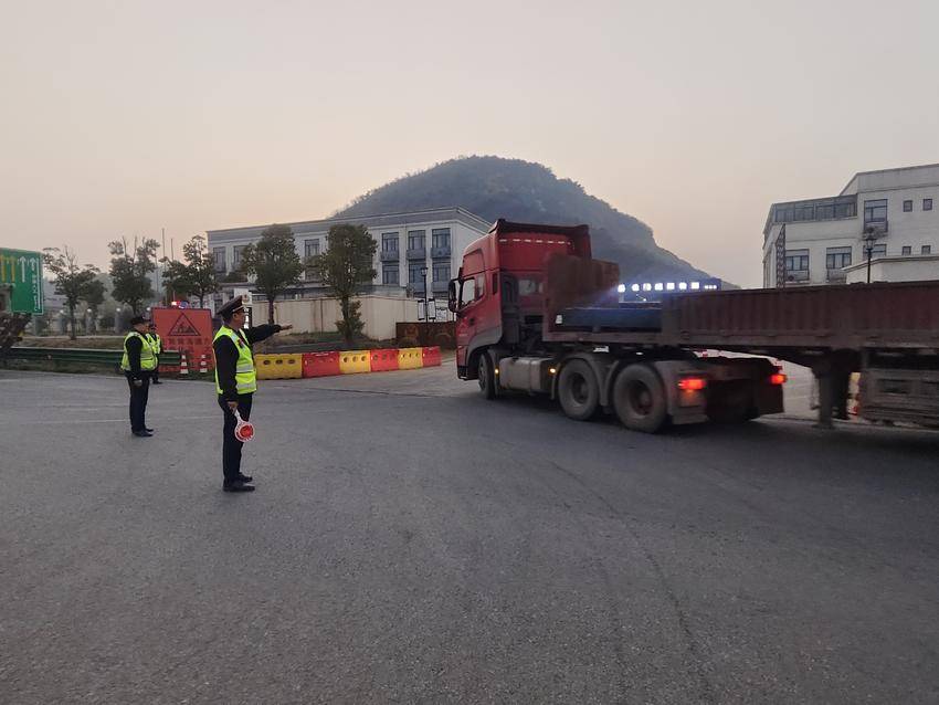 25期简报（深化协同联动 共筑治超防线）.doc