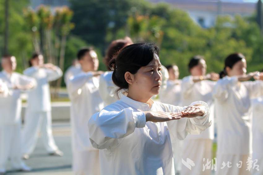 专注练习的队员。