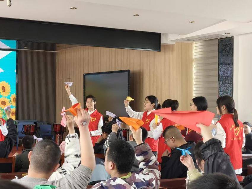 “小青桃” 志愿服务队走进仙桃特校.docx