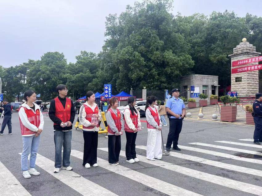 1.暖阳阳社区联合乐鱼网页版登录入口开展高考护考志愿服务.docx