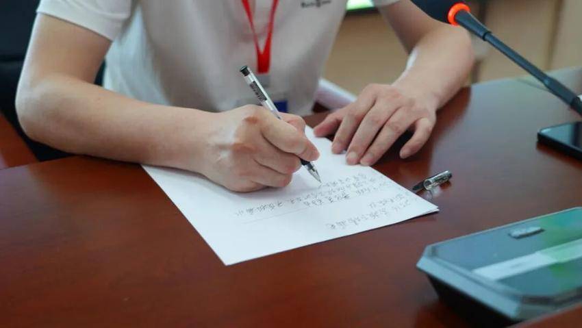 暖心面对面，心声零距离——洪湖市职业教育中心本学期第五期“书记校长接待日”座谈会顺利举行.docx