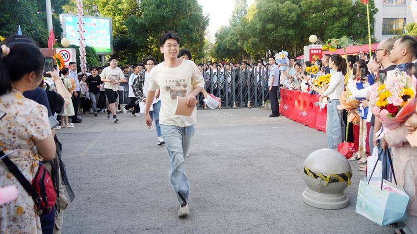 多图直击2026年天门高考暖心瞬间.docx