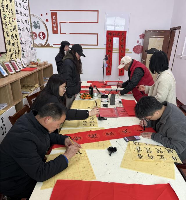 法泗街道文化站墨香迎新春 干群携手写春联送祝福
