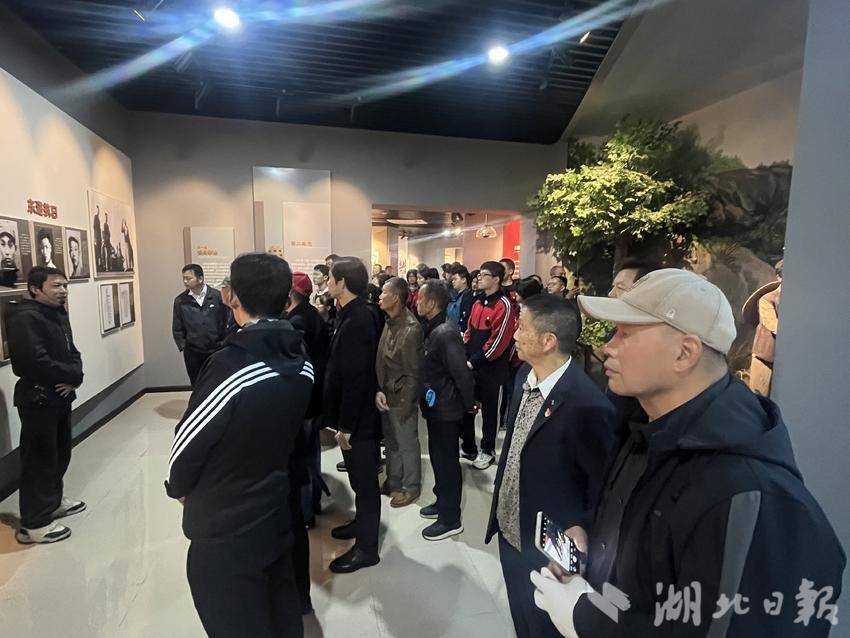 校社联动祭英烈 红色薪火共传承.doc