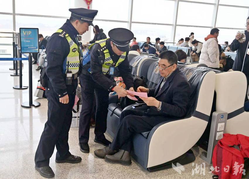民警提醒机场旅客安全出行事项