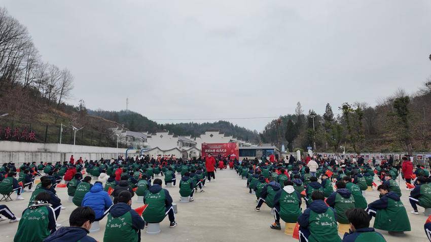 2.27文化惠民演出走进武当山特区龙王沟村 文艺润心欢度佳节.docx