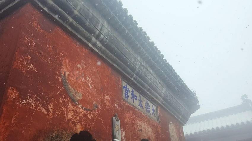 春雪覆金顶 游客醉仙山(1)(1).docx