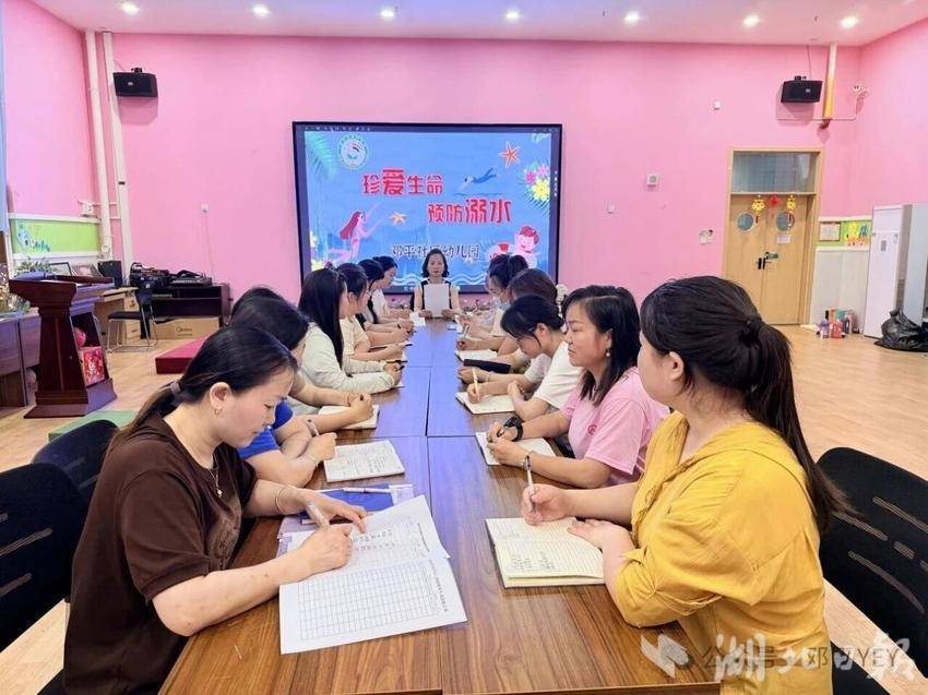 防溺不松懈，安全伴成长—邓平社区幼儿园开展防溺水安全教育活动.docx