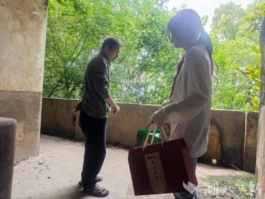 端午送温情 慰问暖人心.docx