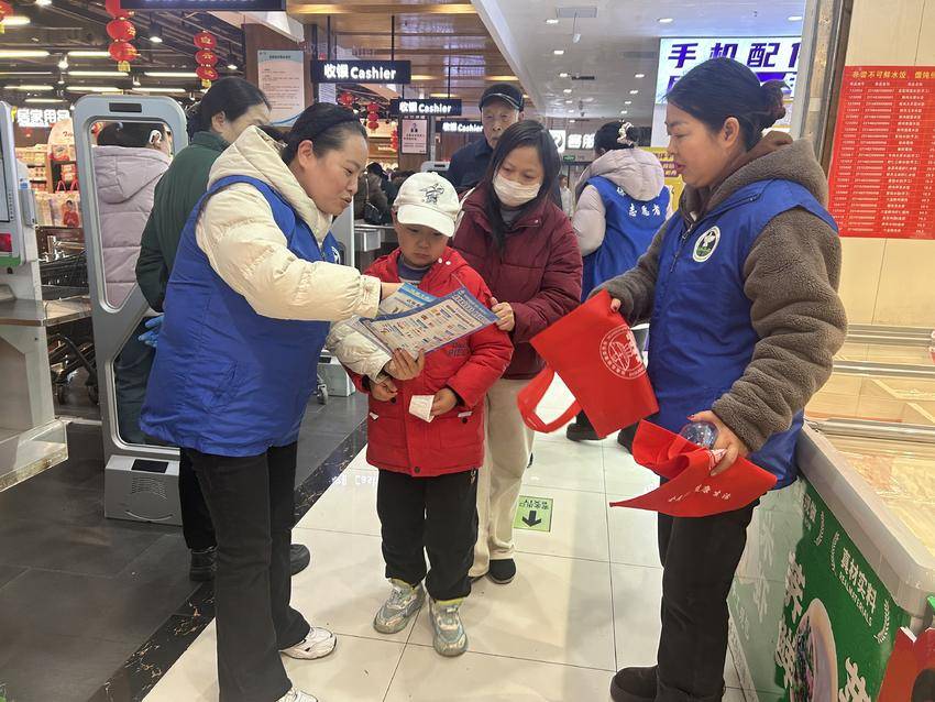 禁毒社工给市民们发放禁毒环保袋