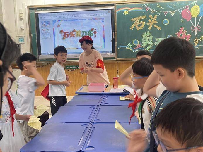 经济与管理学院“两支队伍”走进红旗村小学开展六一主题活动 (1).docx