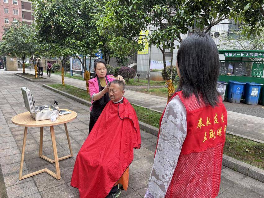 0410东鑫社区开展“服务百姓“零”距离，%0D%0A便民生活“鑫”连心便民服务.docx