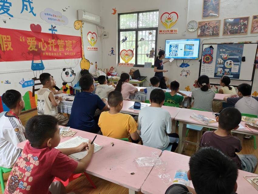 一块白布、一抹蓝色染出夏日“童趣”——武汉纺织大学“衣路同行”支教队在朋兴乡爱心托管班开启美育之旅.docx