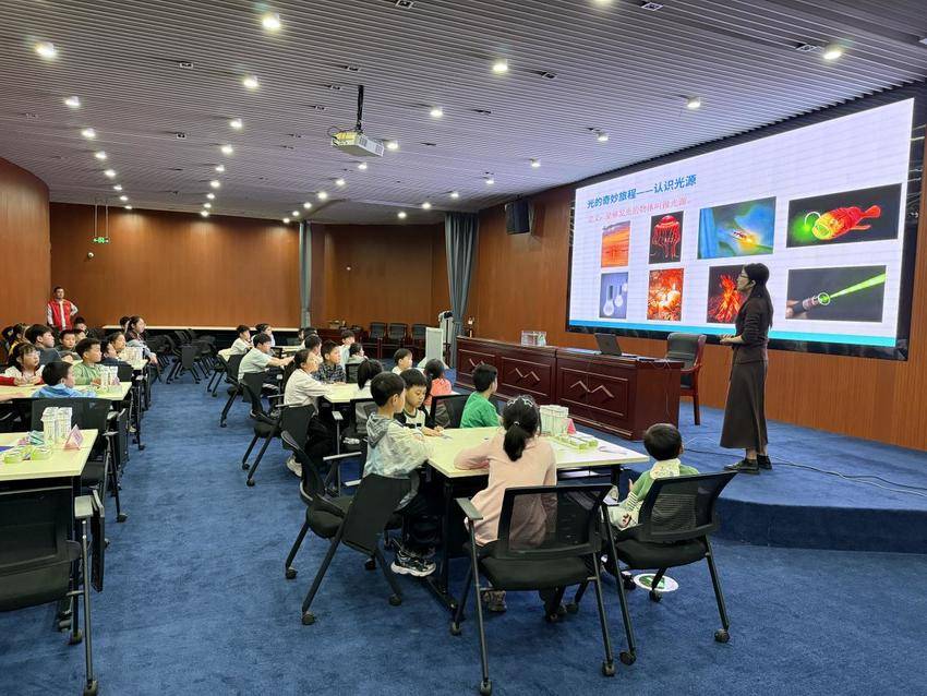 湖北工程学院新技术学院：光学科普课，寓教于乐践初心.docx