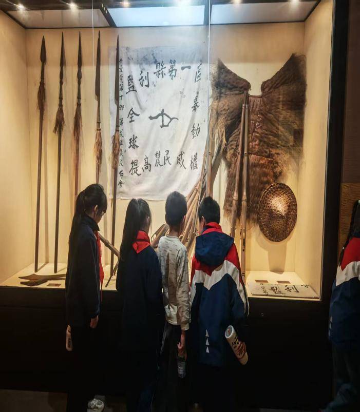 缅怀革命先烈 厚植爱国情怀——监利市龚场小学开展清明祭英烈活动（袁小肸）.docx