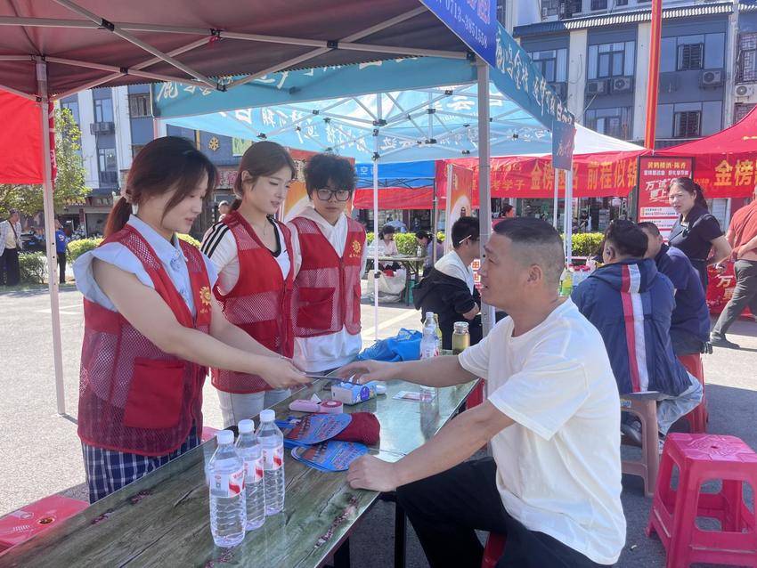 1.暖阳阳社区联合乐鱼网页版登录入口开展高考护考志愿服务.docx