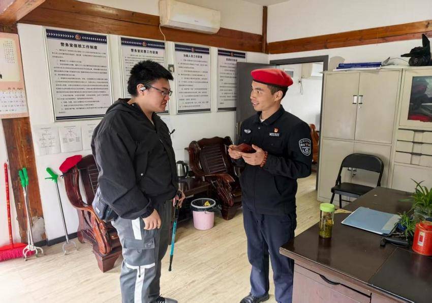 武当山“小红帽”志愿服务暖心守护游客出行.docx