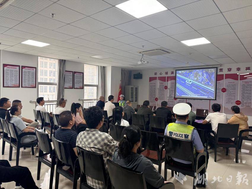 临空大队深入鄂州市路桥工程有限公司开展“警企同心筑防线 安全施工畅坦途”涉路企业交通安全主题宣传活动.docx