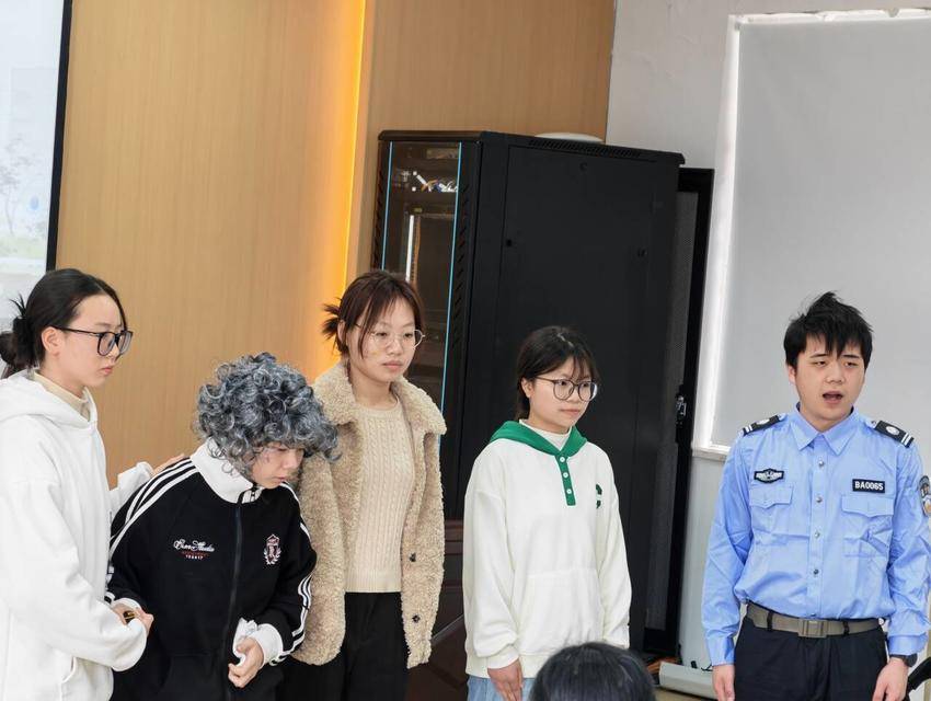 闸口社区:青春助老进家门 便民服务暖夕阳.docx