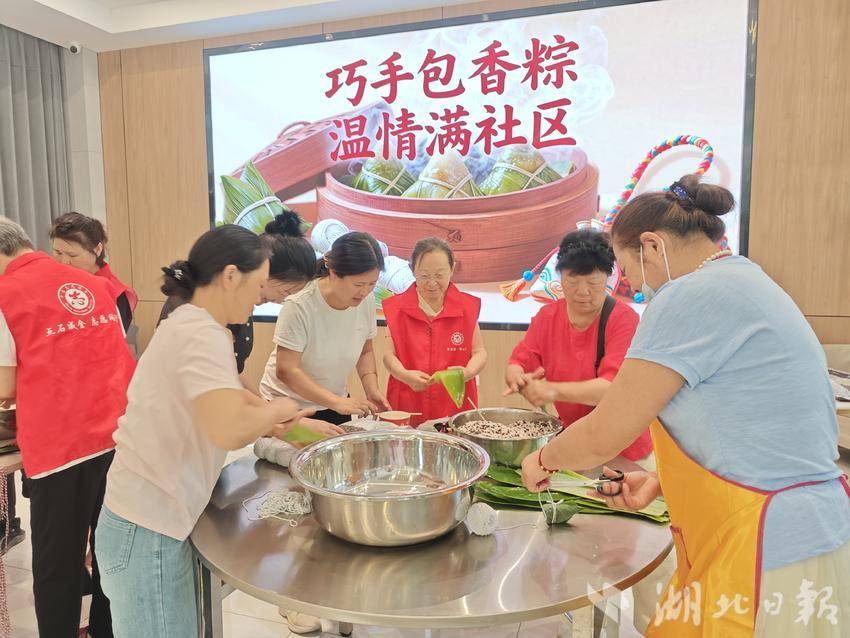 新村社区：巧手包粽子 温情满社区.doc
