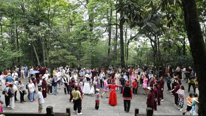 人如潮、景出圈、情暖心，恩旅集团“五一”假期交出一份优异答卷.docx