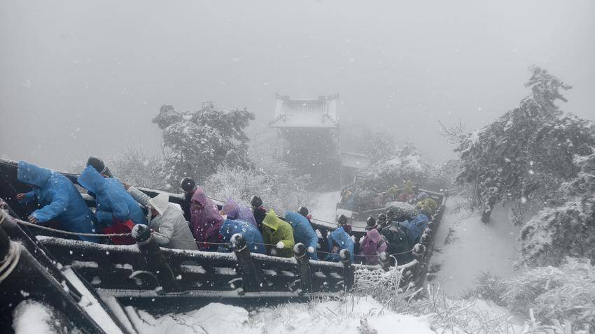 春雪覆金顶 游客醉仙山(1)(1).docx