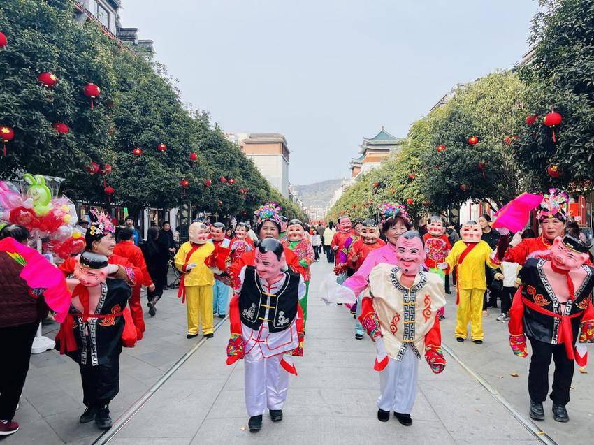 武当山举行元宵节庙会暨民俗巡街展演活动.docx