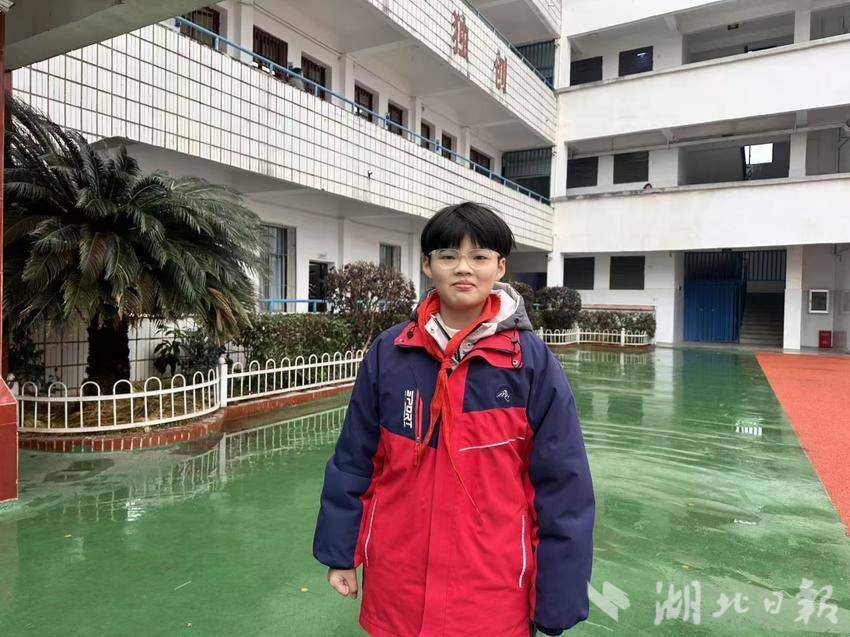 十二小603班唐逸辰《AI浪潮里，那抹不变的暖》.docx