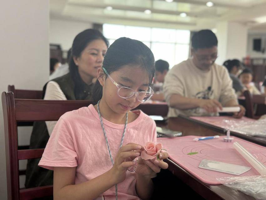 宜昌市图书馆快乐小屋母亲节主题悦读会报道.docx