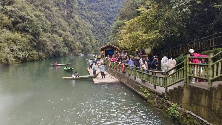 图为游客在体验箬叶船拍照