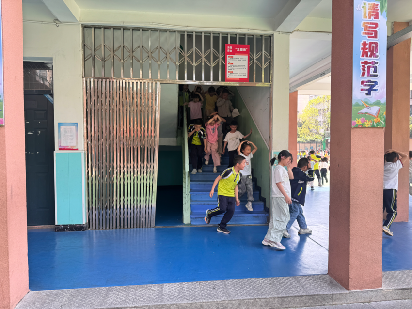 防灾演练筑平安 卫生倡议护校园.docx