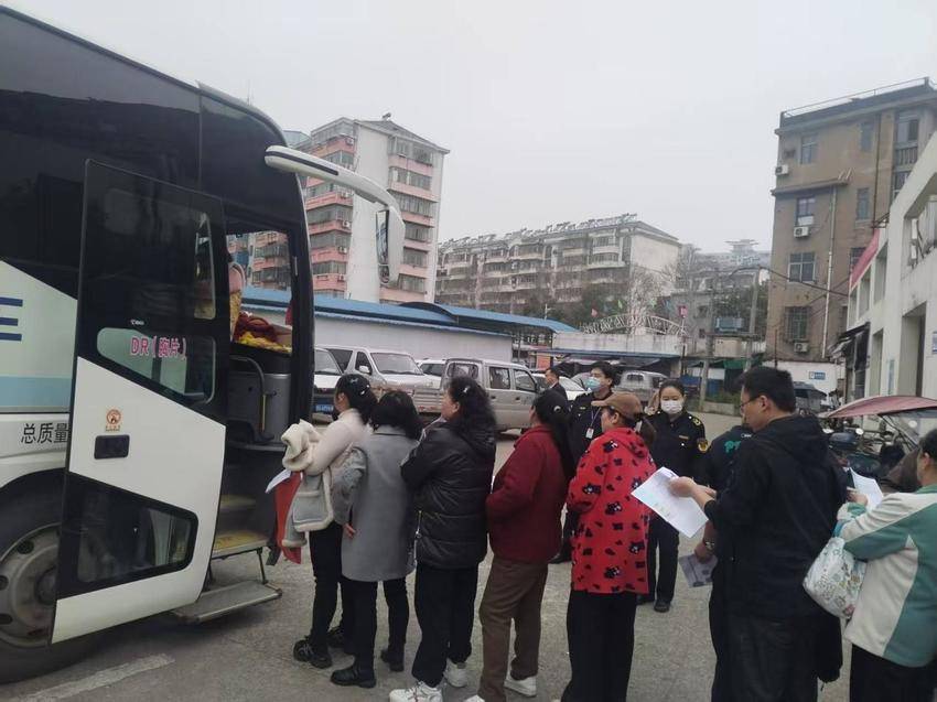 便民服务进商户 健康办证零距离.docx