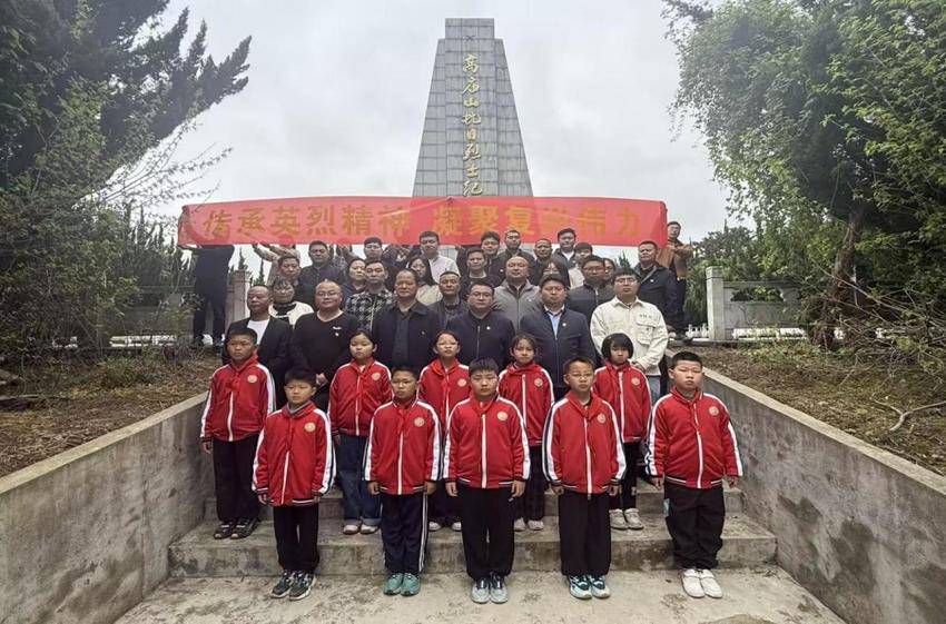 安陆市辛榨乡开展“清明祭英烈”文明实践活动.docx