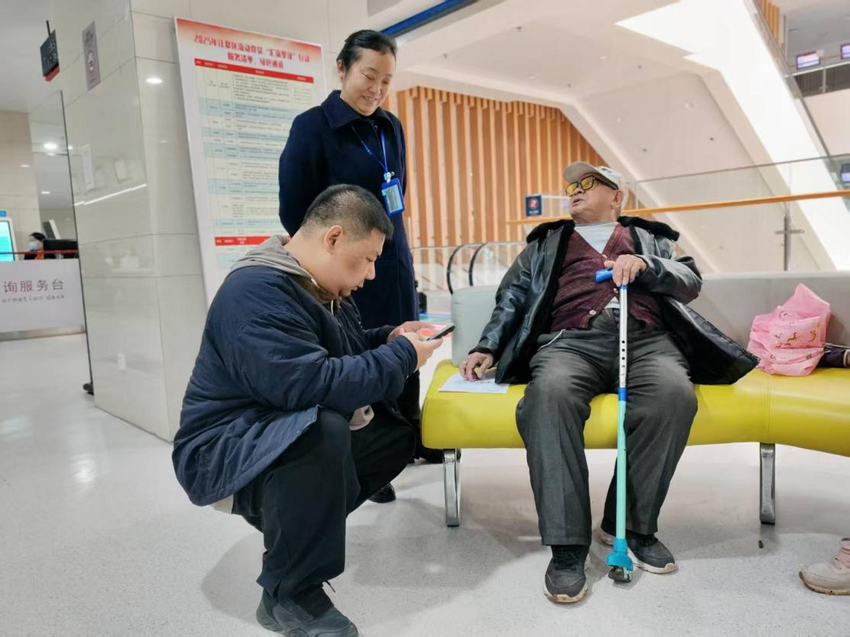暖心帮办解民忧 异地认证暖人心