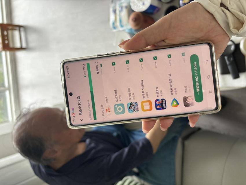 暖心走访进小区 服务便民零距离.docx