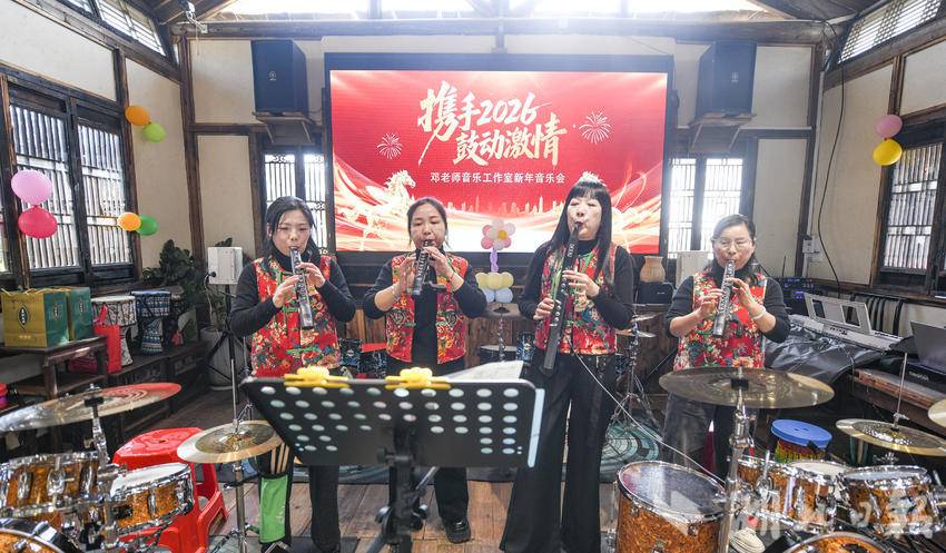 嘉鱼湖地野藕游客鼓乐齐鸣迎新春(1).doc