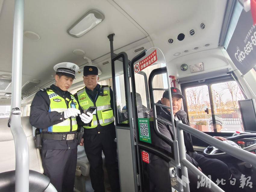 交警联合交通运输部门开展执法