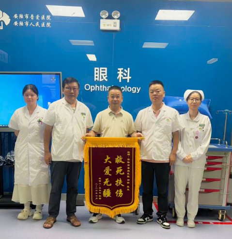 安陆医生下乡途中跪地救人，心脏骤停患者30天后送锦旗致谢.docx