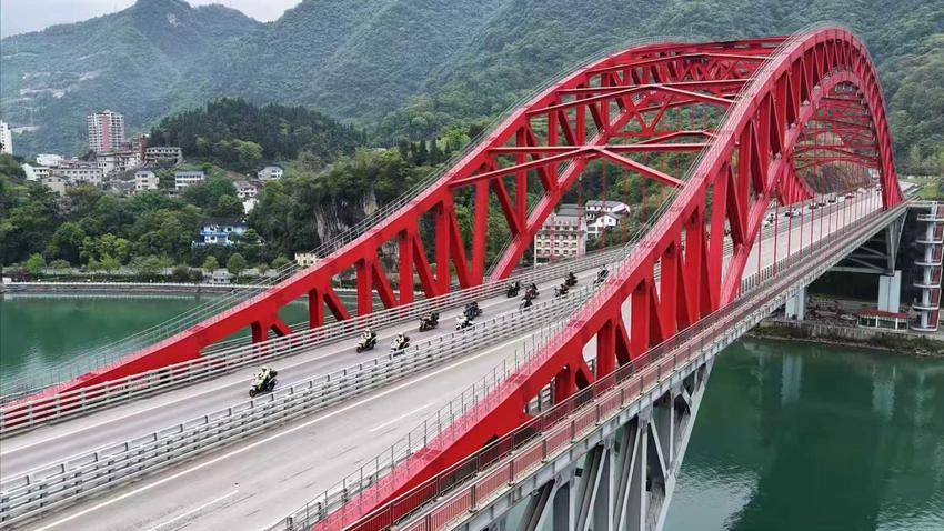 【图文】机车逐浪清江畔 土家欢歌迎客来.doc