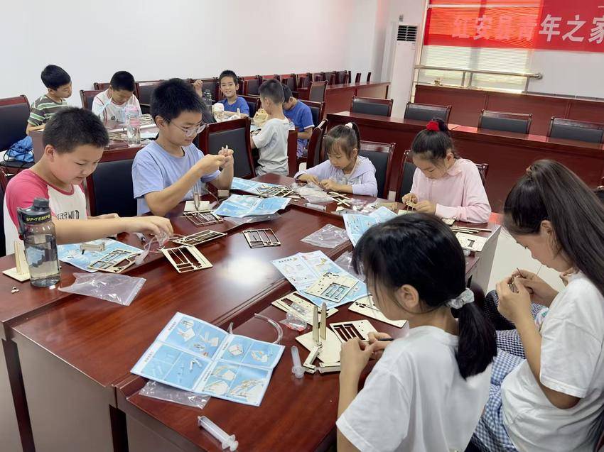 从“看热闹”到“动手造”：青年之家成了孩子们的“科学乐园”——“点亮孩童科学梦”科创夏令营青年之家教学点持续开展(1).docx
