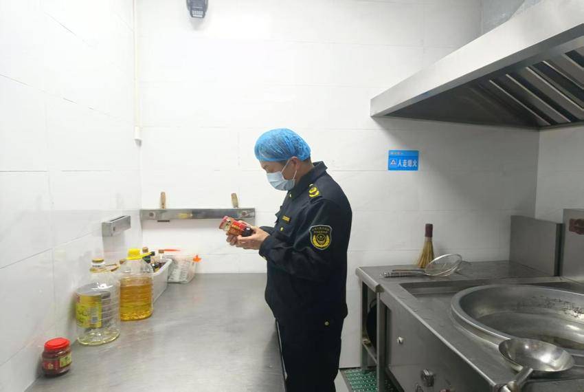 西山市场监管所开展专项检查 守护“一老一小”食品安全.docx