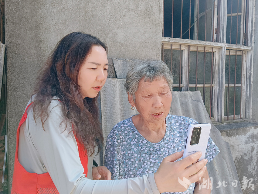 2026.6.10暖心上门办认证 便民服务暖桑榆——大湾社区开展养老资格上门认证便民服务.doc